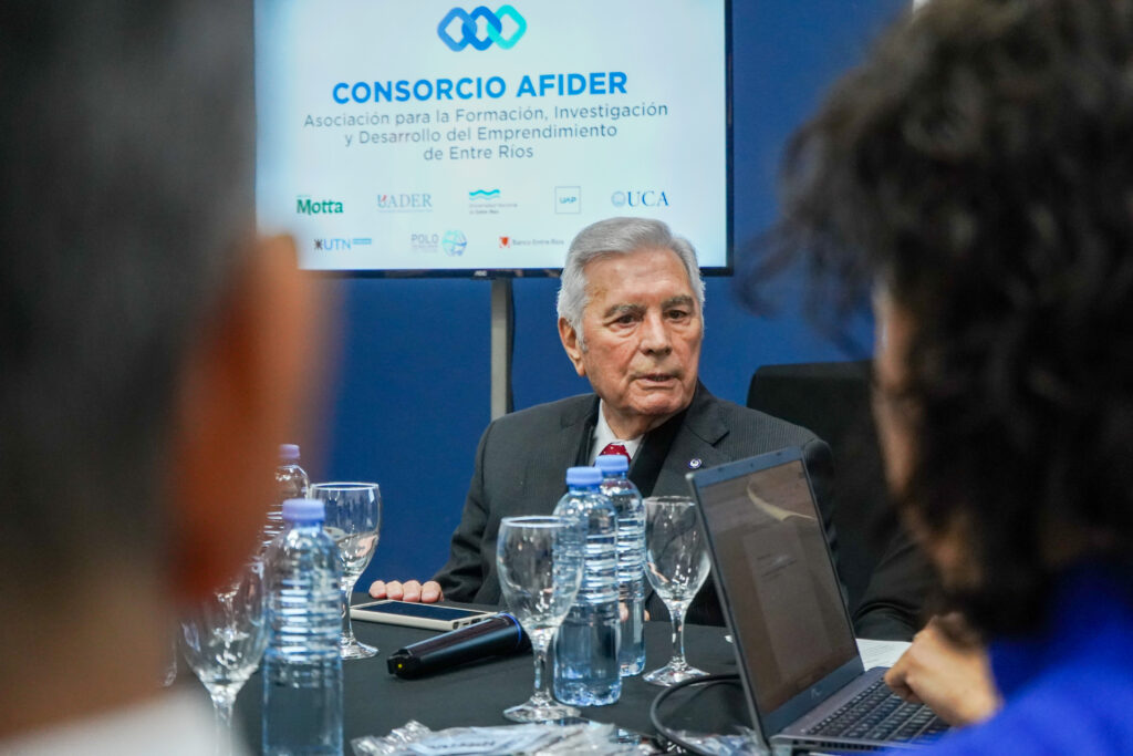 Héctor Motta en la Conformación del Consorcio AFIDEER.