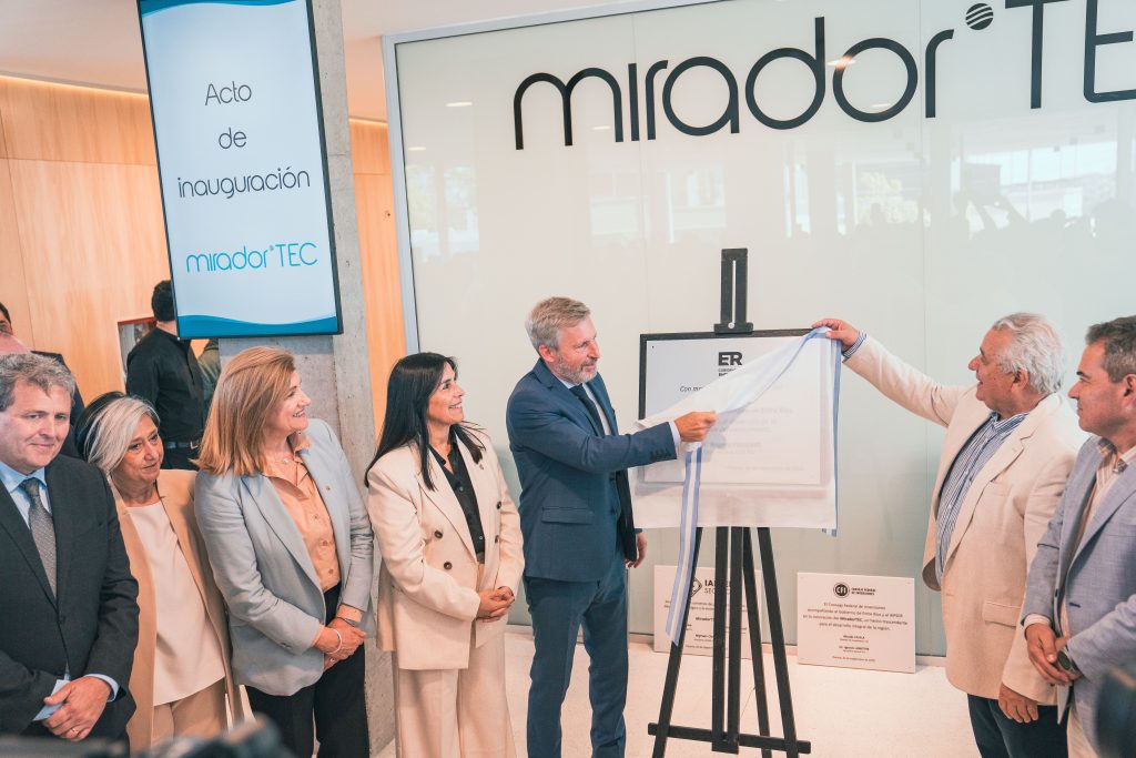 Rogelio Frigerio descubriendo la placa fundacional.