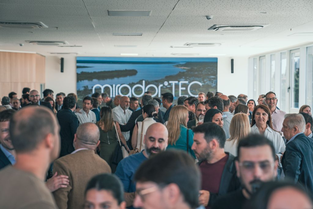 Personas participando de la Inauguración del MiradorTEC
